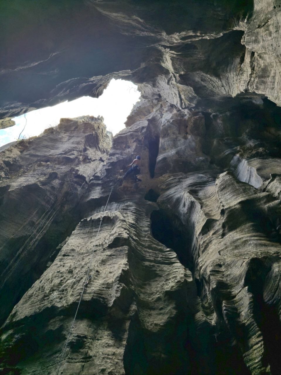 Foto da via de escalada Terremoto (7a), no setor Parque de Diversões & Sala de Estar, no pico Belchior