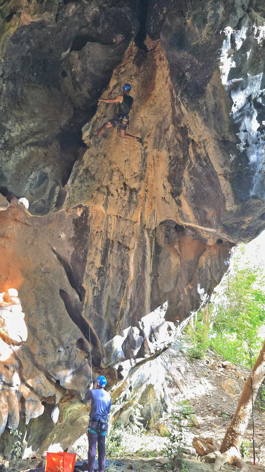 Foto da via de escalada Chorangotango (7b), no setor Tailândia, no pico Vico
