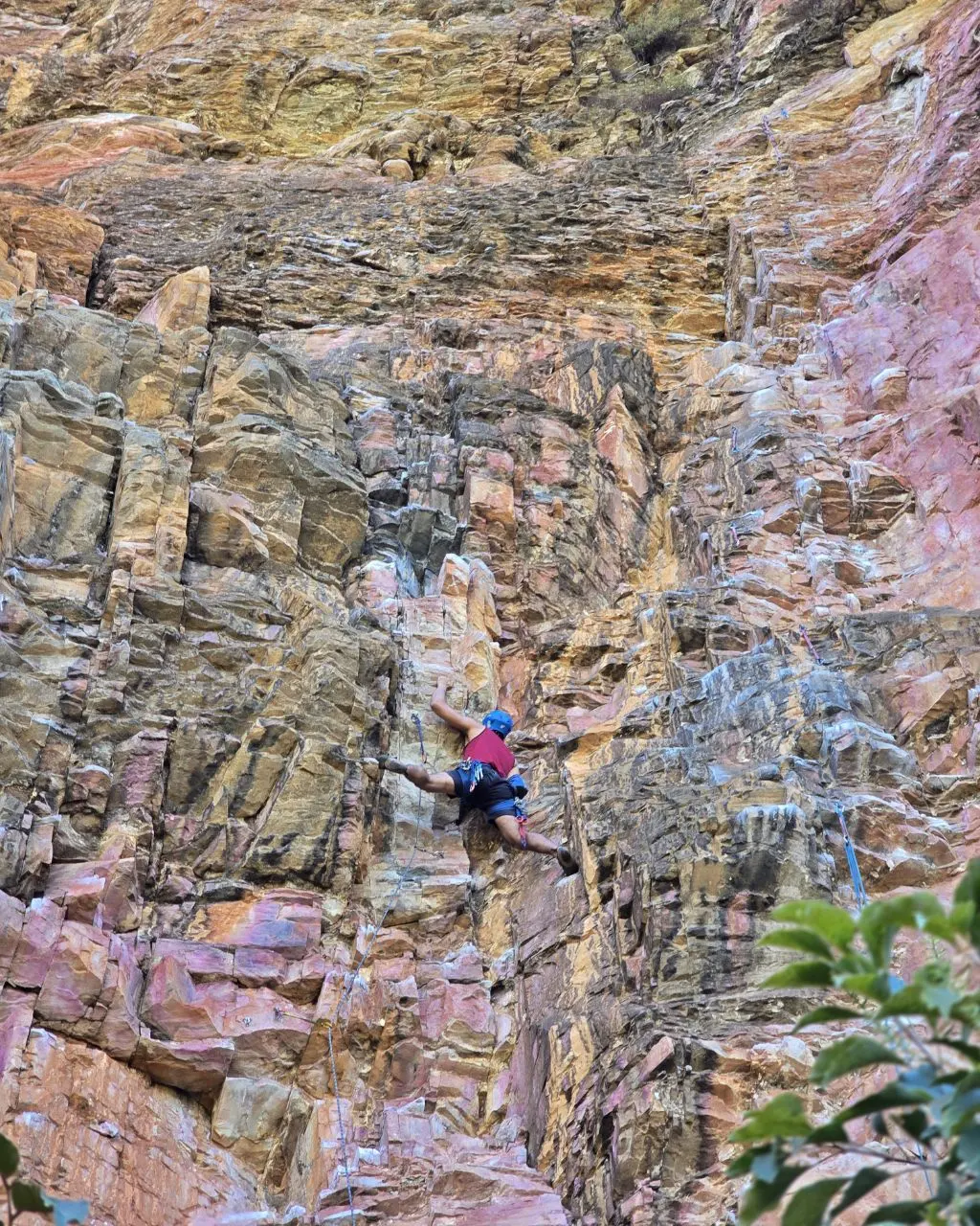 Foto da via de escalada Joca Maloca (VIsup), no setor Segundo Andar, no pico Morro do Macaco