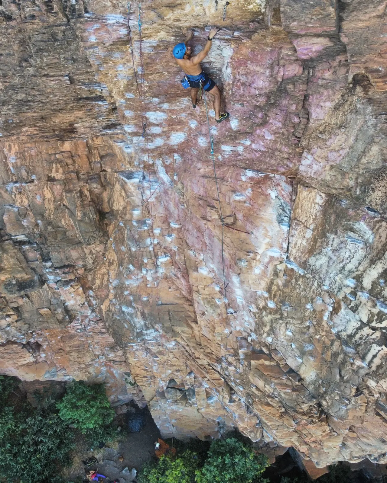 Foto da via de escalada Army Love (7a), no setor Segundo Andar, no pico Morro do Macaco