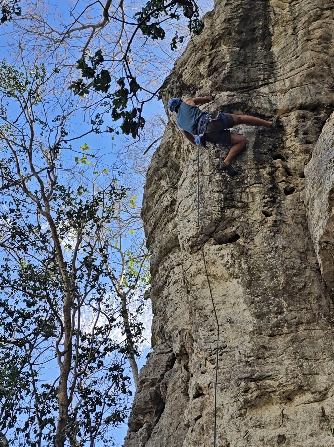 Foto da via de escalada Besouro Louco (7b), no setor Segundo Complexo, no pico Fercal