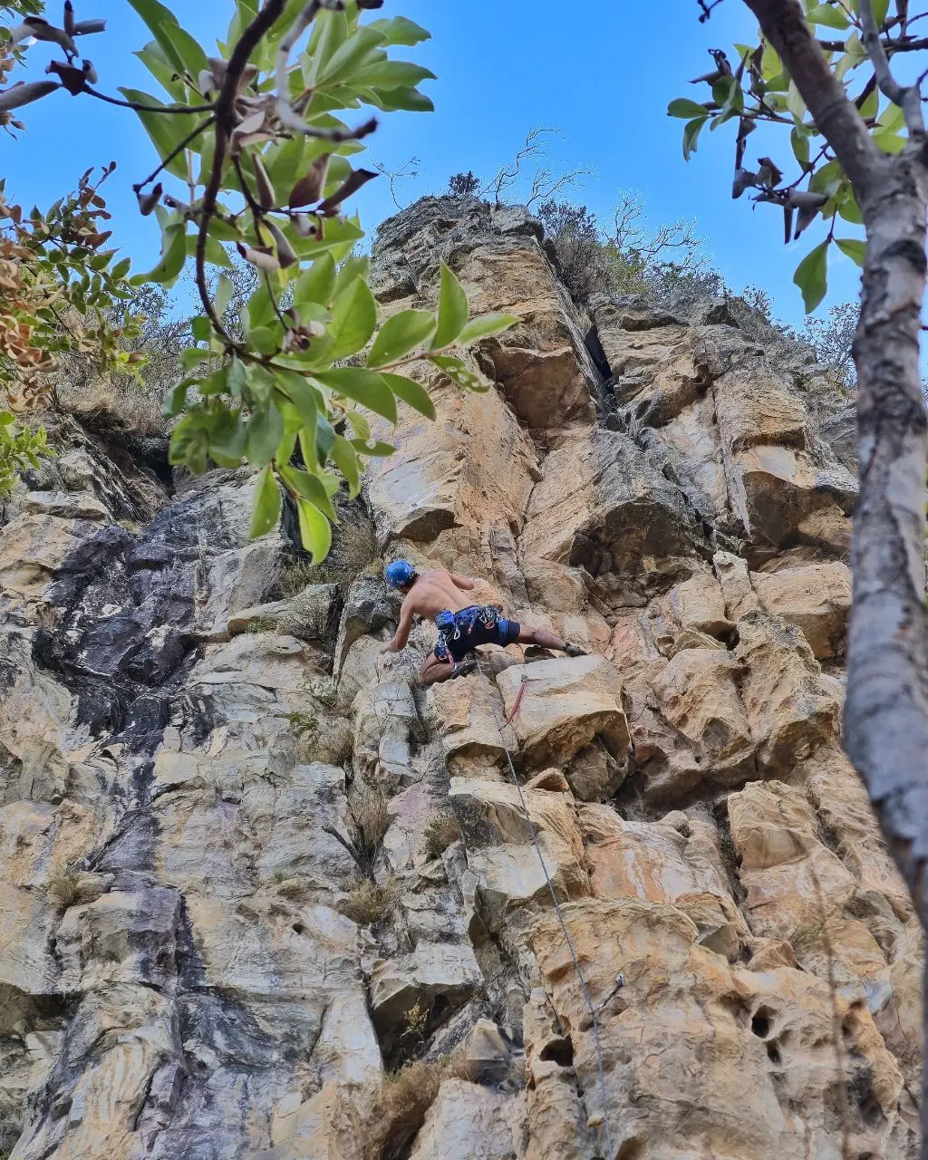 Foto da via de escalada Cabeça de Gelo (7a), no setor Ensolarado, no pico Morro da Baleia