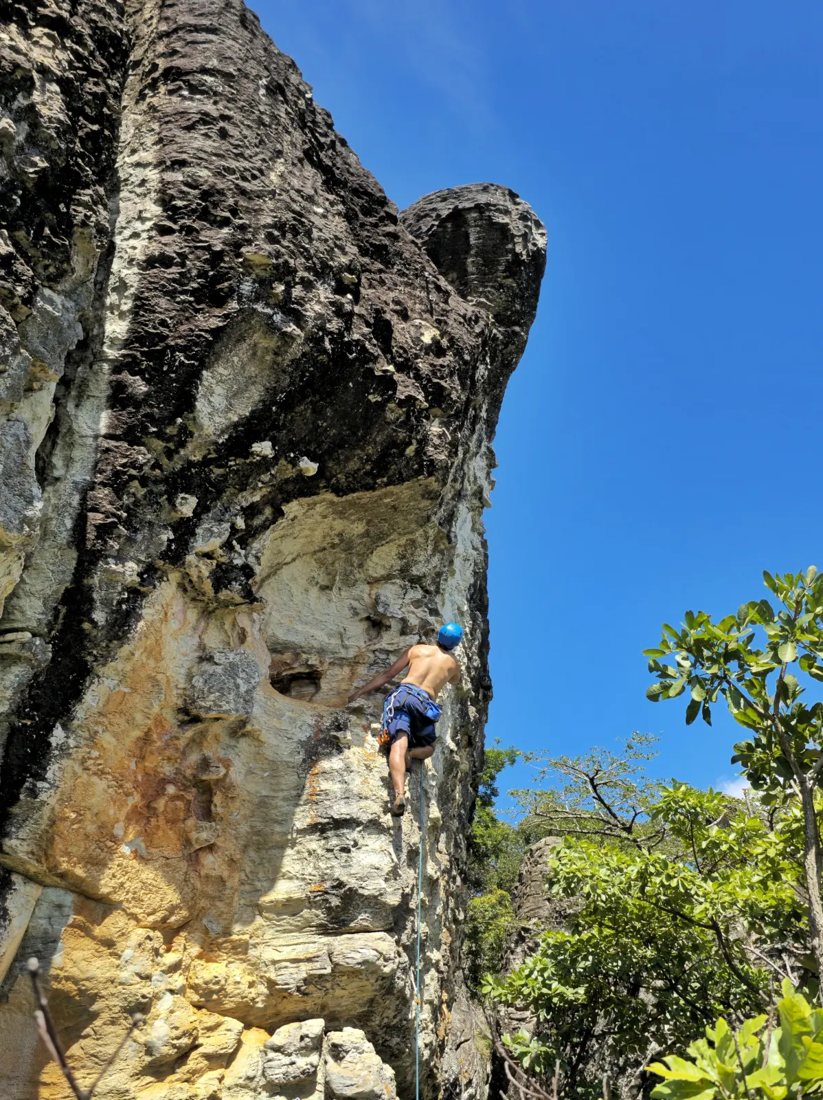 Foto da via de escalada Deu Eu (Vsup), no setor Jurassic, no pico Parque Estadual dos Pirineus