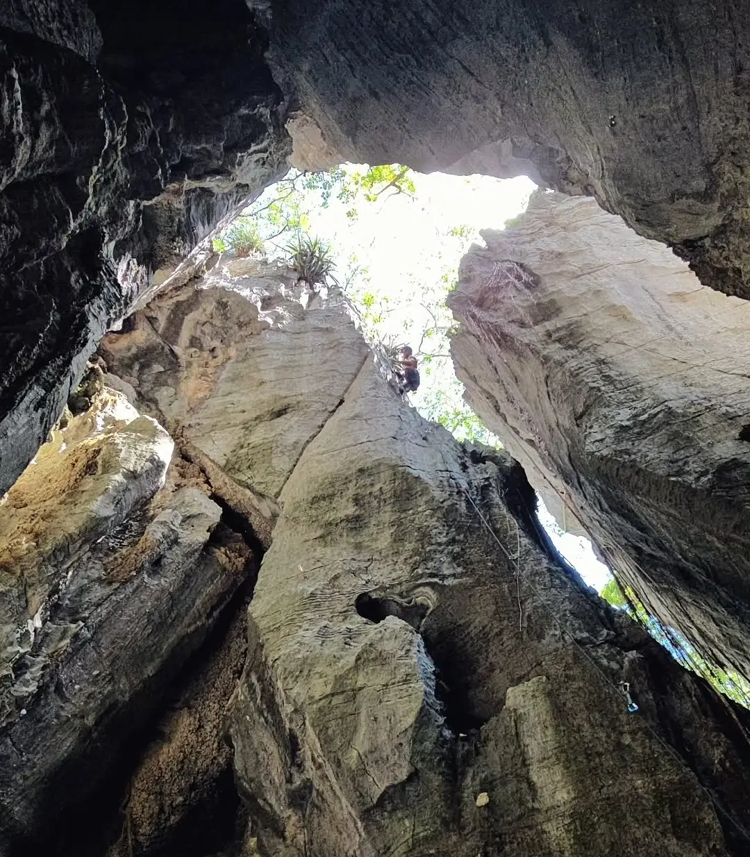 Foto da via de escalada Piscina de Ondas (7b), no setor Tromba D'água, no pico Belchior