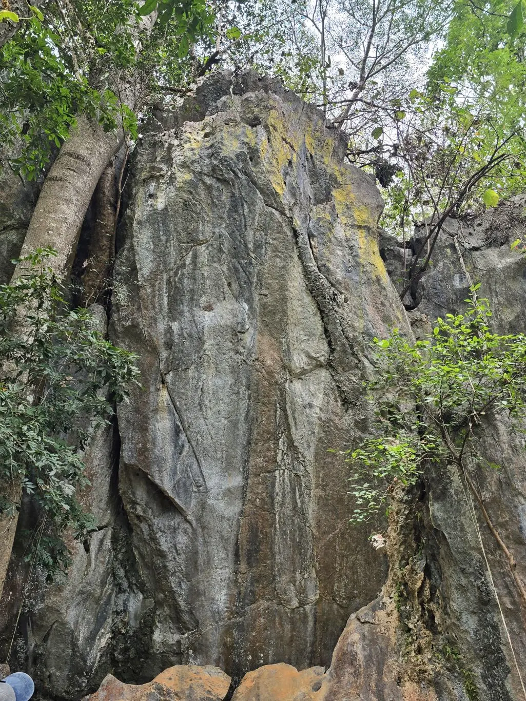 Foto da via de escalada Corrimento Geológico (7a), no setor Primeiro Complexo, no pico Fercal