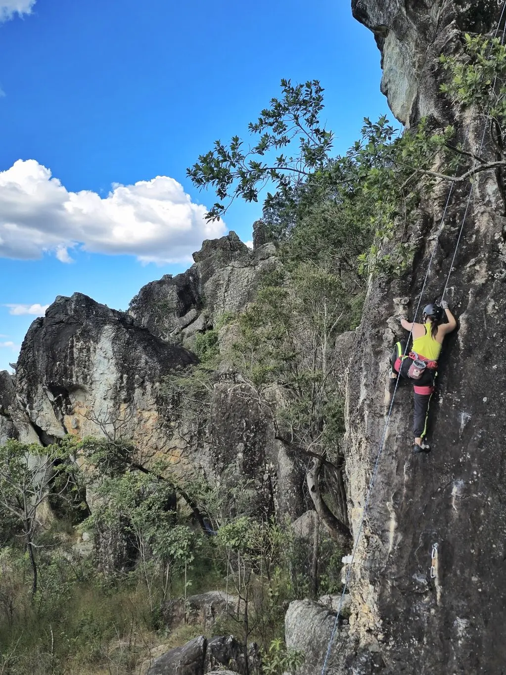 Foto da via de escalada Ensolação, no setor Jurassic, no pico Parque Estadual dos Pirineus
