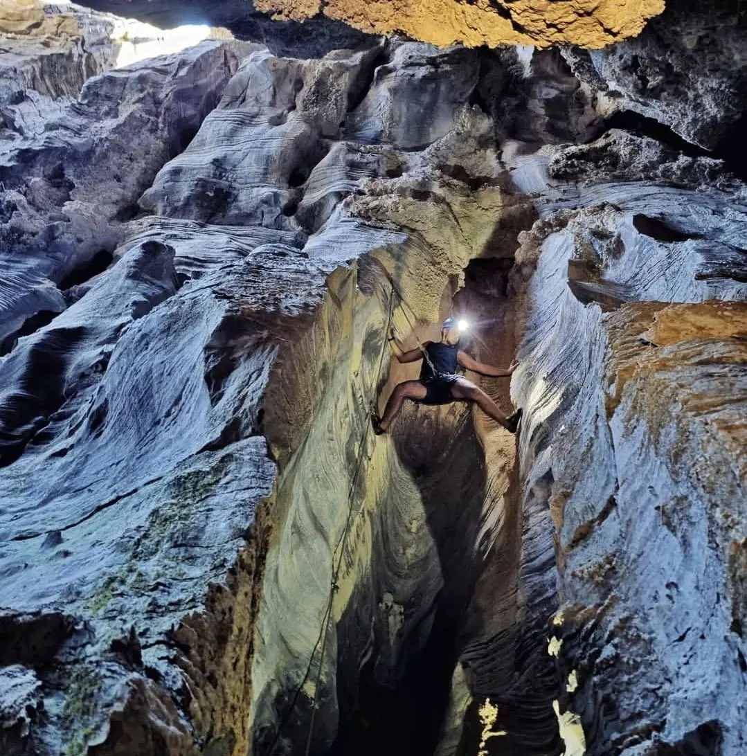 Foto da via de escalada Mergulho no Escuro (VIsup), no setor Parque de Diversões & Sala de Estar, no pico Belchior